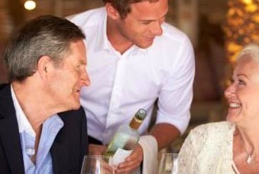 Troppi vecchi in Italia, gli anziani non vanno a mangiare in ristorante