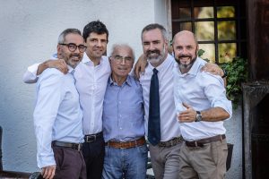 Arrigo Pisoni (al centro), patriarca della famiglia, brinda con Andrea, Francesco, Elio e Giuliano.