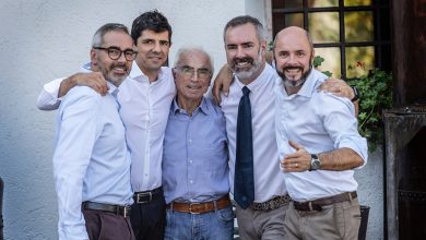 Arrigo Pisoni (al centro), patriarca della famiglia, brinda con Andrea, Francesco, Elio e Giuliano.