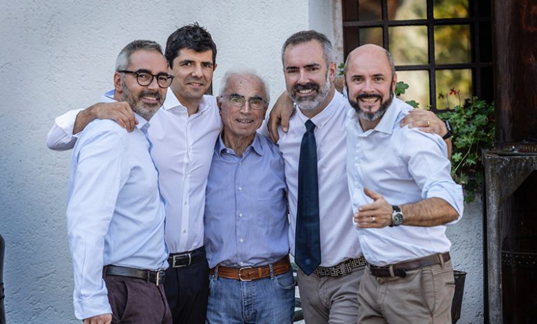 Arrigo Pisoni (al centro), patriarca della famiglia, brinda con Andrea, Francesco, Elio e Giuliano.